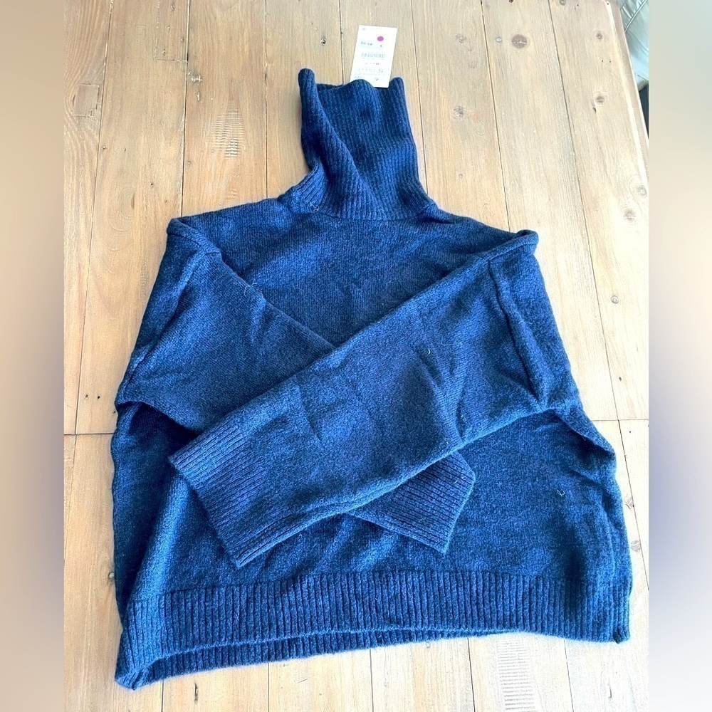 Zara navy blue turtle sweater NWT